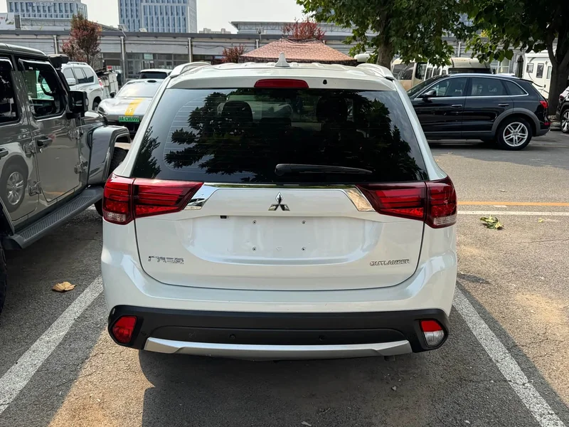 Mitsubishi Outlander — фото 14
