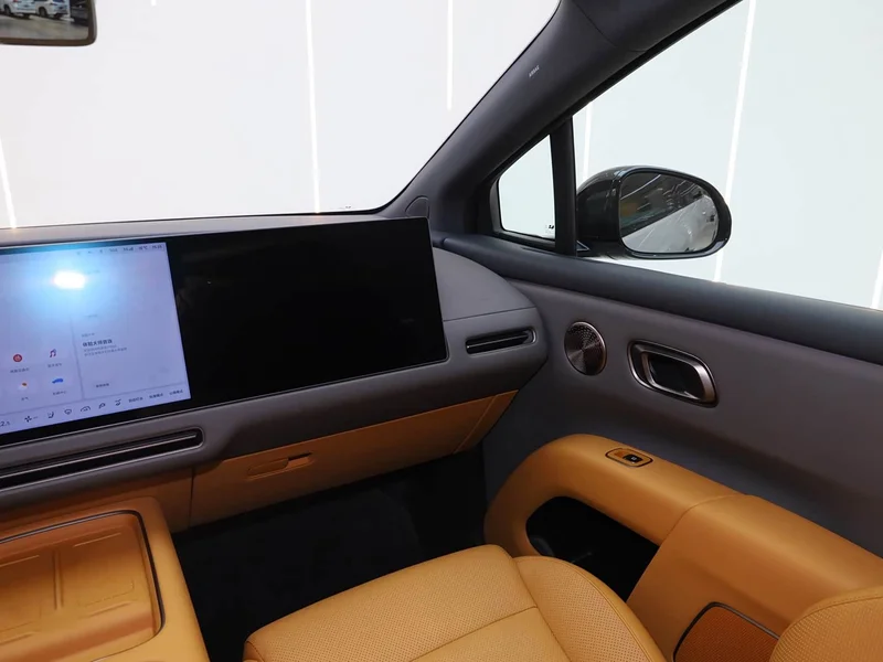 Li Auto i8 — фото 13
