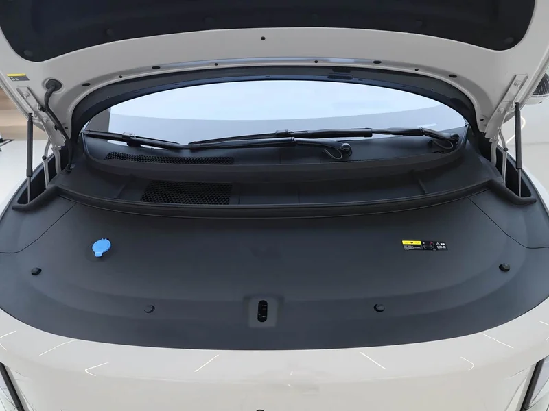 Li Auto i8 — фото 15