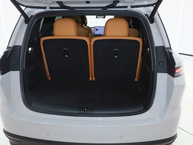 Li Auto i8 — фото 28