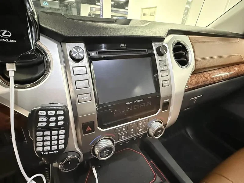 Toyota Tundra — фото 35
