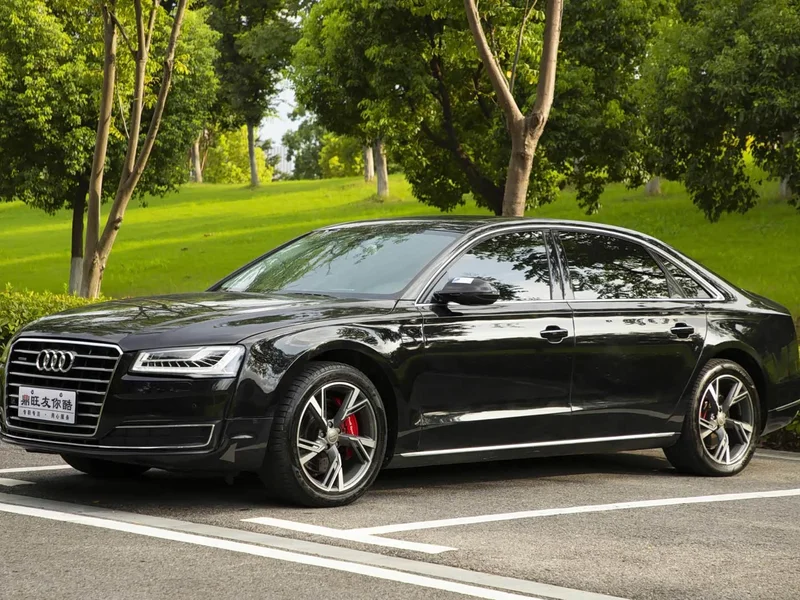 Audi A8 — фото 1