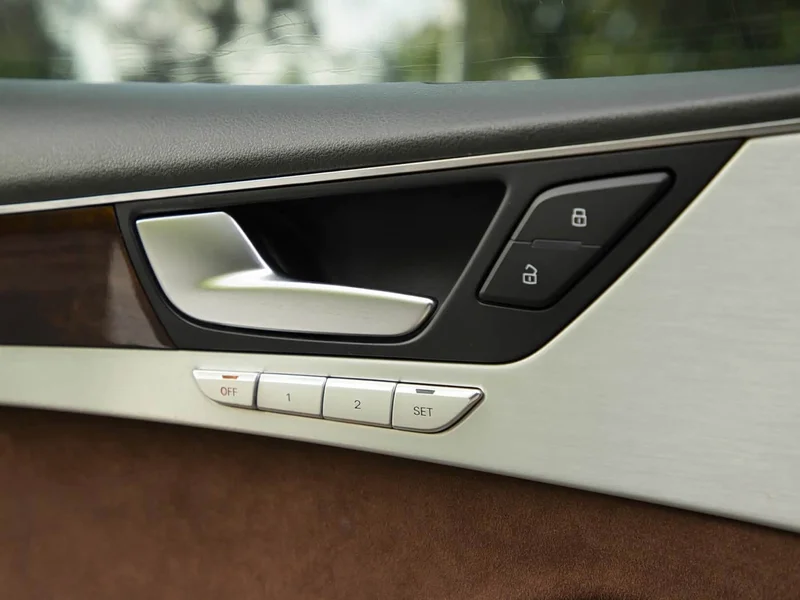 Audi A8 — фото 16