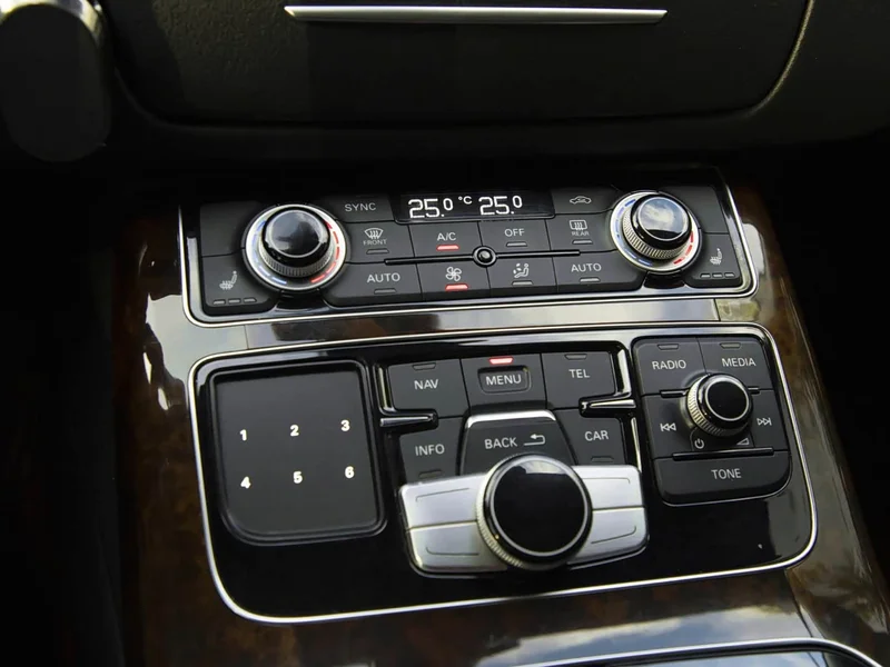 Audi A8 — фото 24