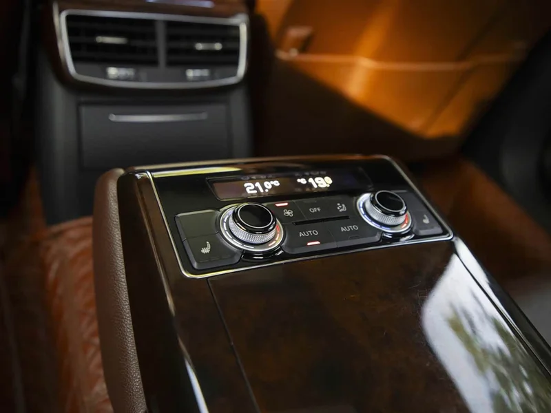 Audi A8 — фото 30
