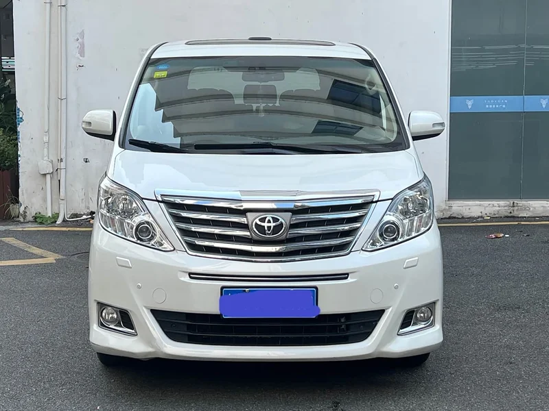 Toyota Alphard — фото 1
