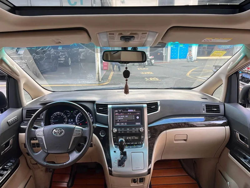 Toyota Alphard — фото 5