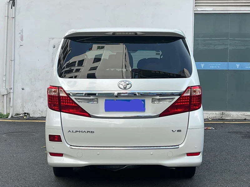 Toyota Alphard — фото 8