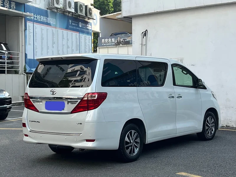 Toyota Alphard — фото 9
