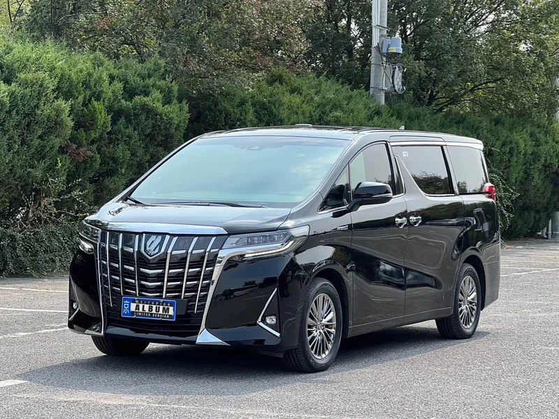 Toyota Alphard — фото 1
