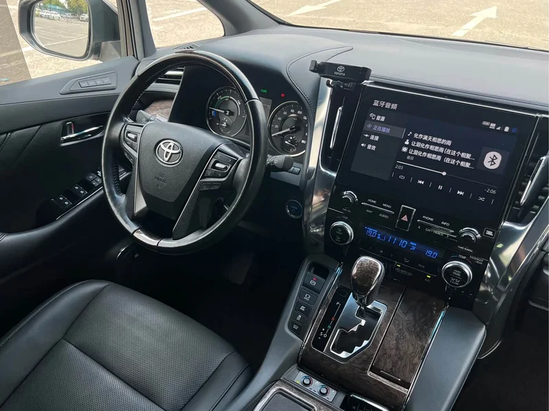 Toyota Alphard — фото 11