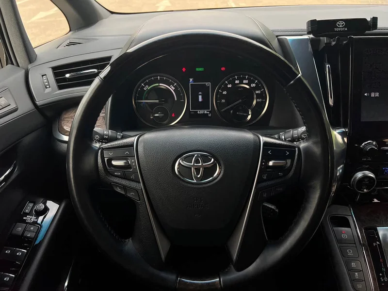 Toyota Alphard — фото 12