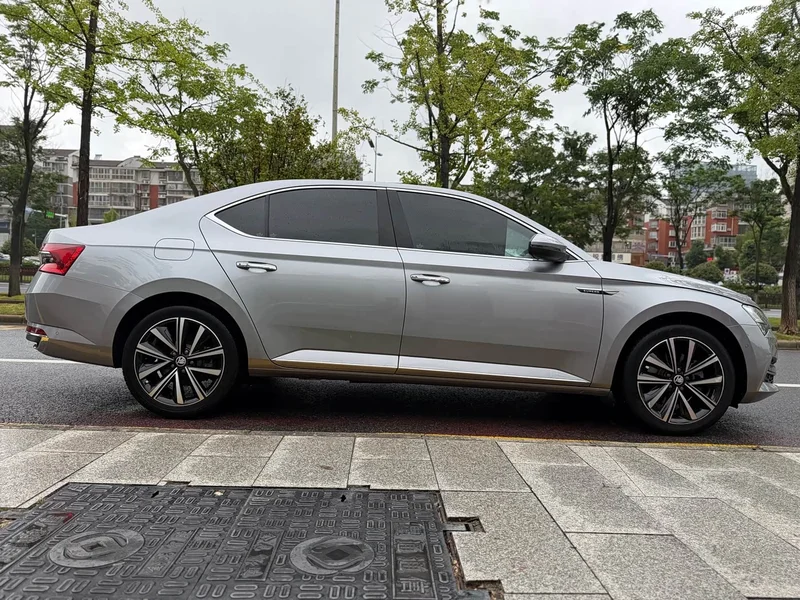 Skoda Superb — фото 8