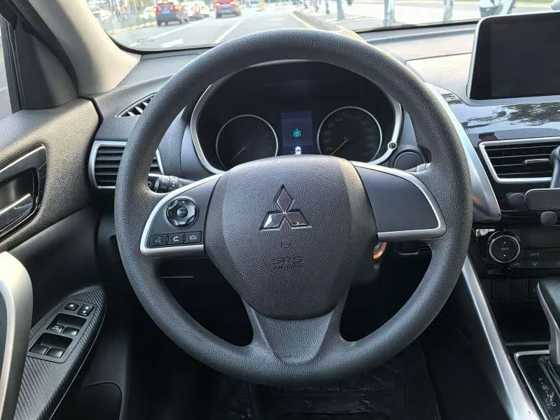 Mitsubishi Eclipse Cross — фото 8