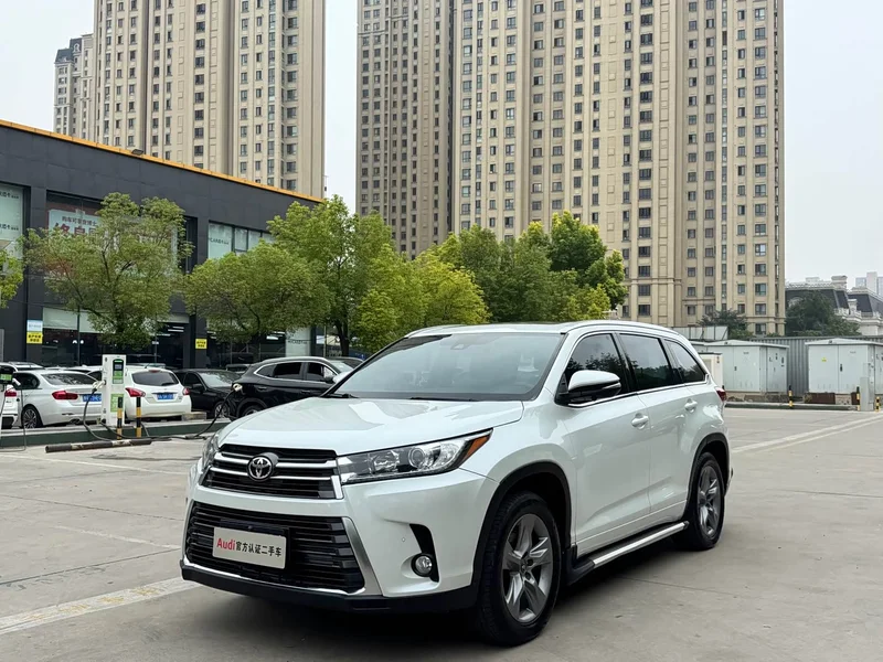 Toyota Highlander — фото 1
