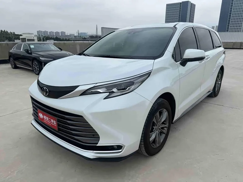 Toyota Sienna — фото 1