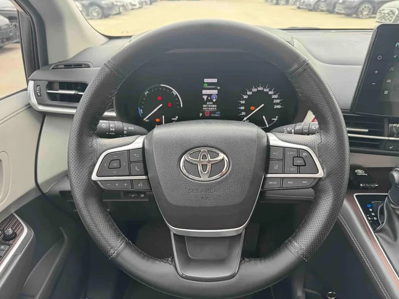 Toyota Sienna — фото 11
