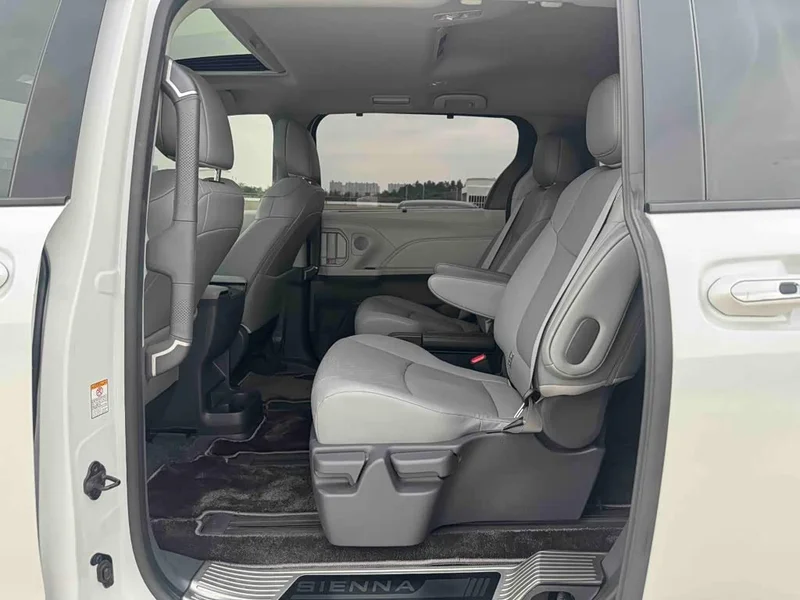Toyota Sienna — фото 14