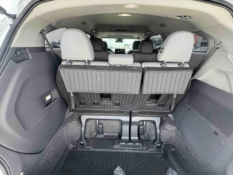 Toyota Sienna — фото 18