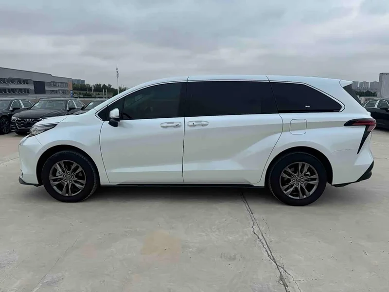 Toyota Sienna — фото 4