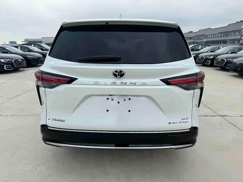 Toyota Sienna — фото 7