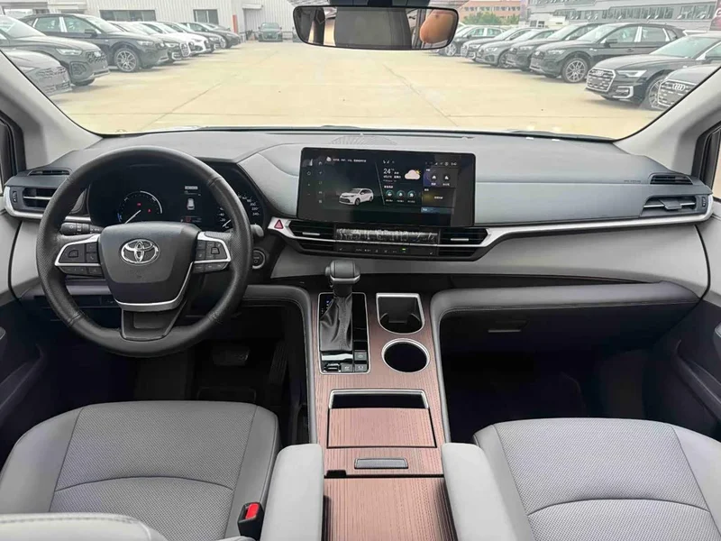 Toyota Sienna — фото 9