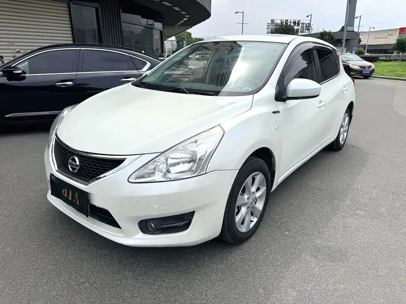 Nissan Tiida — фото 1