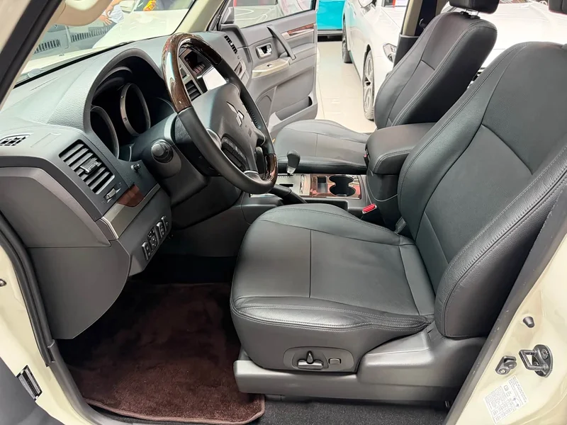 Mitsubishi Pajero (Imported) — фото 12
