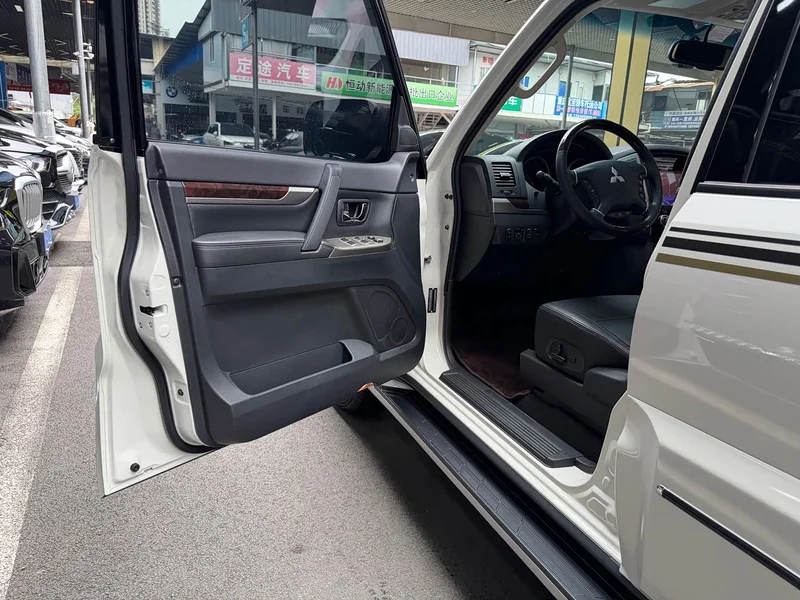 Mitsubishi Pajero (Imported) — фото 13