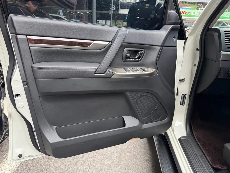 Mitsubishi Pajero (Imported) — фото 14