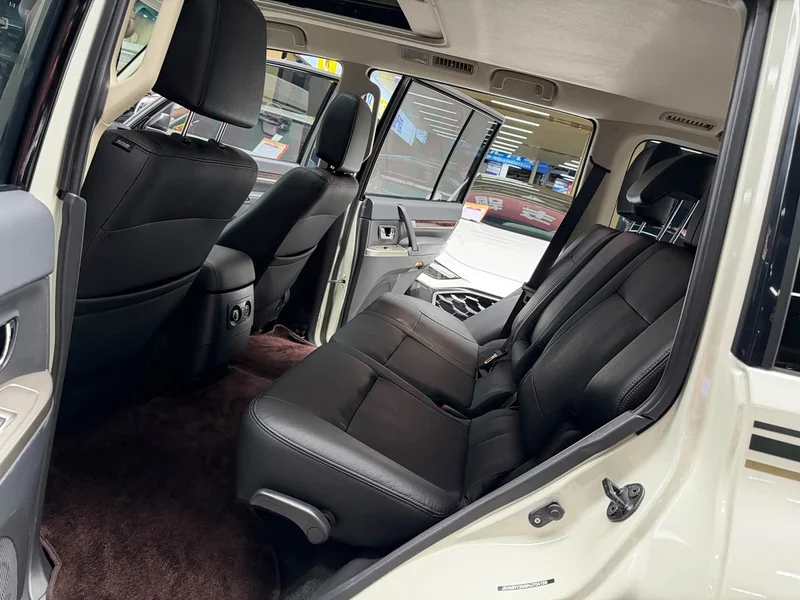Mitsubishi Pajero (Imported) — фото 15
