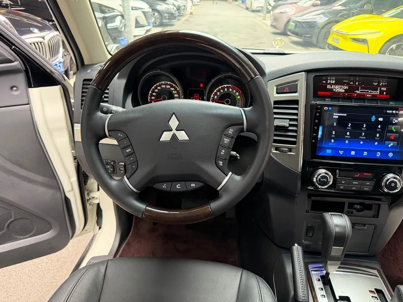 Mitsubishi Pajero (Imported) — фото 19