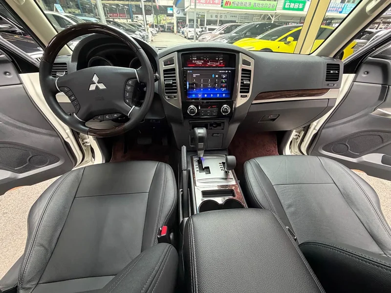 Mitsubishi Pajero (Imported) — фото 21