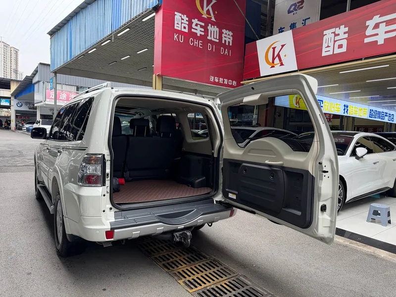 Mitsubishi Pajero (Imported) — фото 28