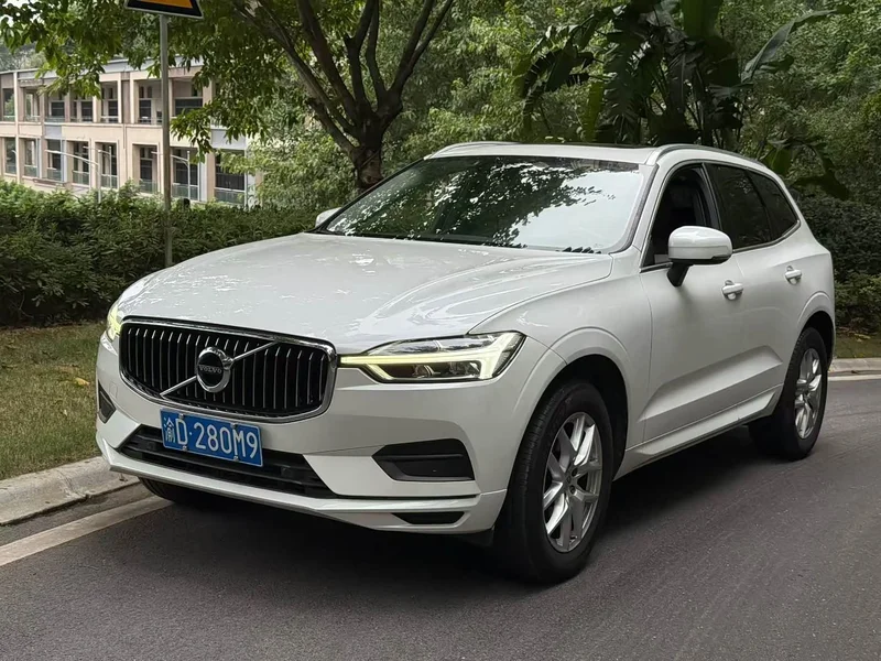 Volvo XC60 — фото 1