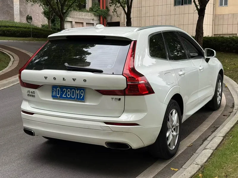 Volvo XC60 — фото 9