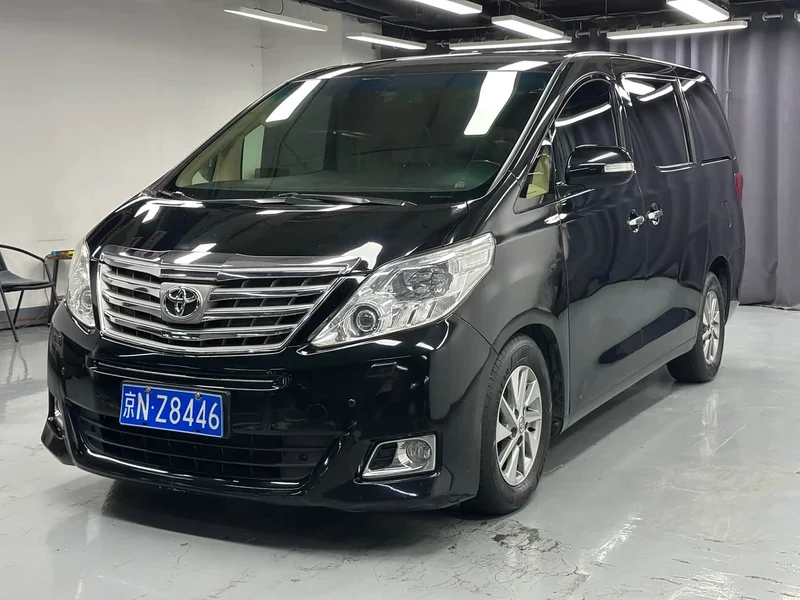 Toyota Alphard — фото 1