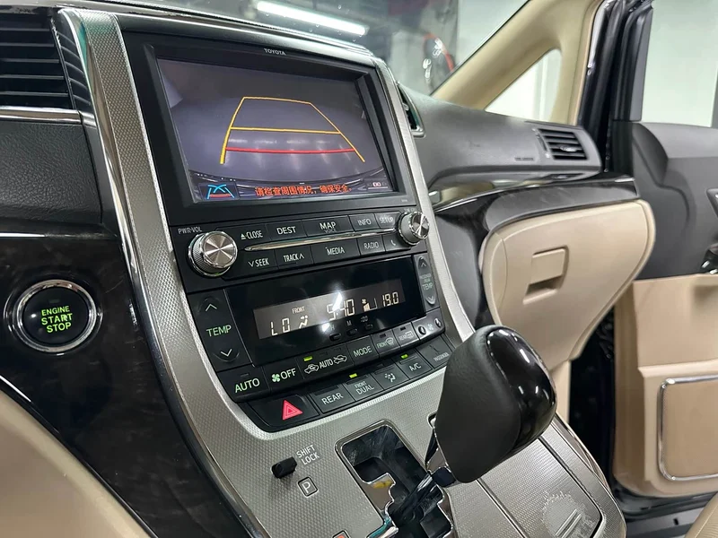 Toyota Alphard — фото 18