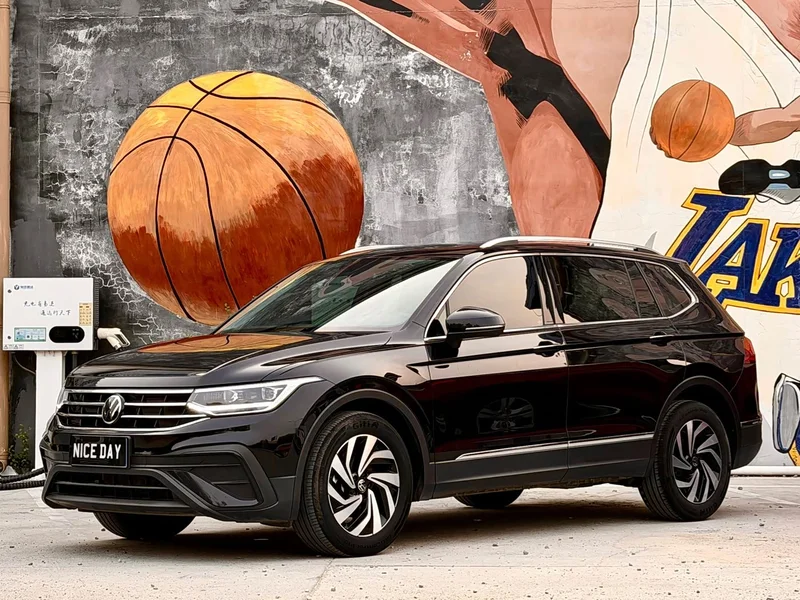 Volkswagen Tiguan L — фото 1