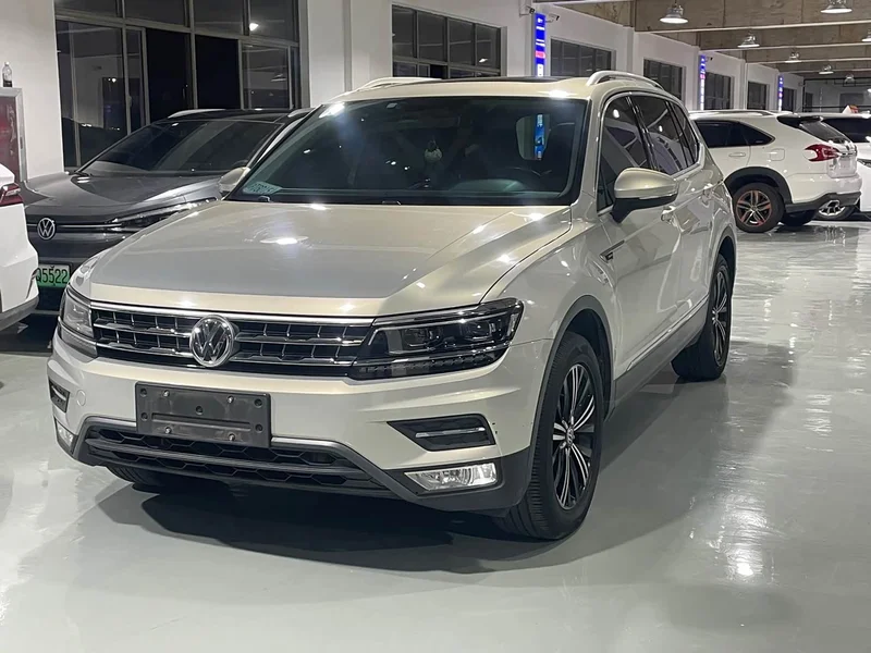 Volkswagen Tiguan L — фото 1
