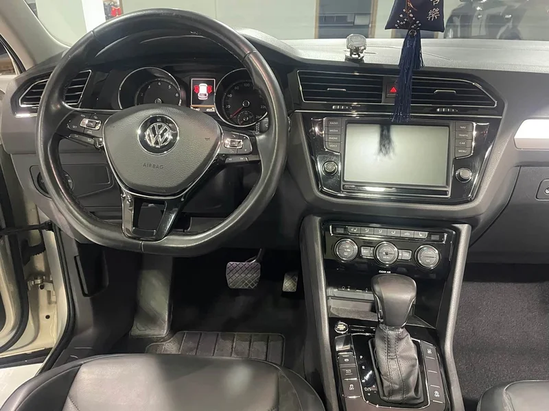 Volkswagen Tiguan L — фото 12