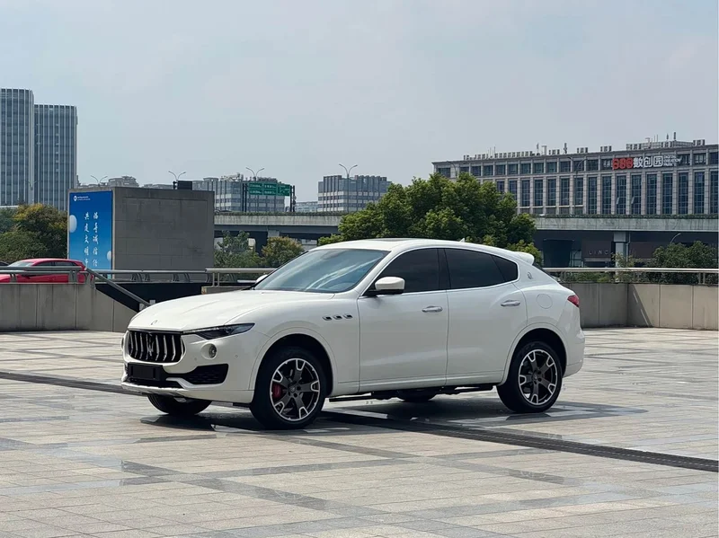 Maserati Levante — фото 1