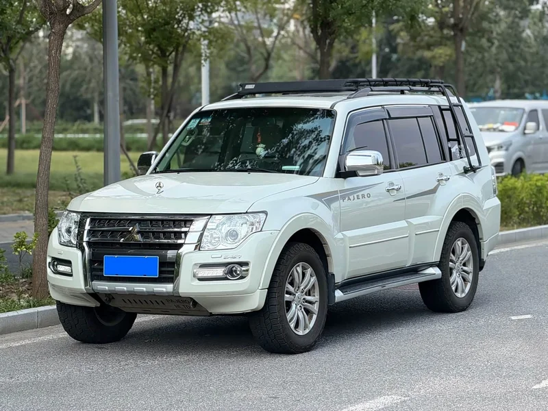 Mitsubishi Pajero (Imported) — фото 1