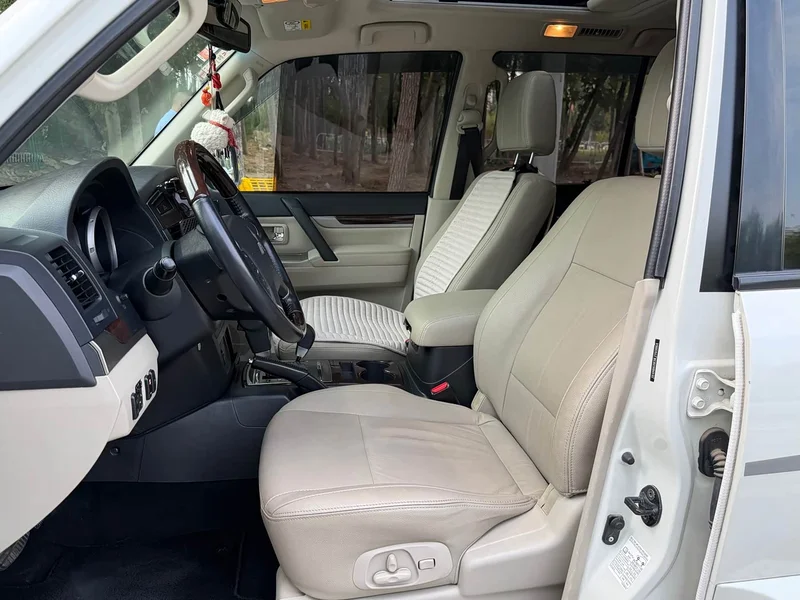 Mitsubishi Pajero (Imported) — фото 12