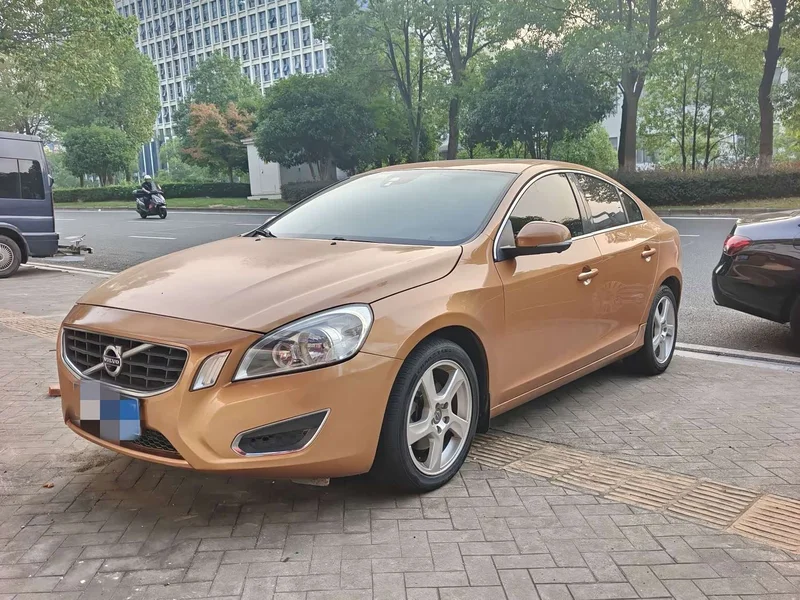 Volvo S60 — фото 1