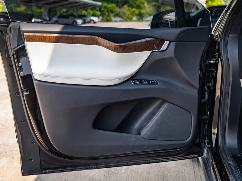 Tesla Model X — фото 12