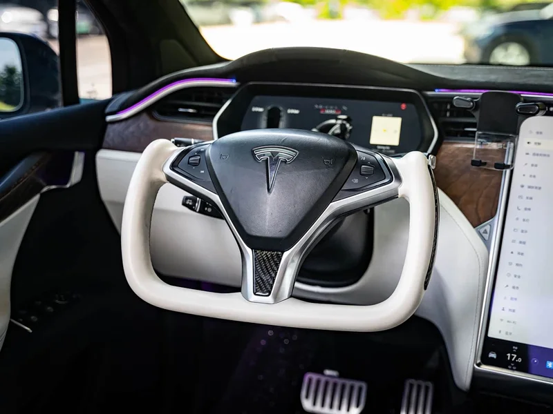 Tesla Model X — фото 13