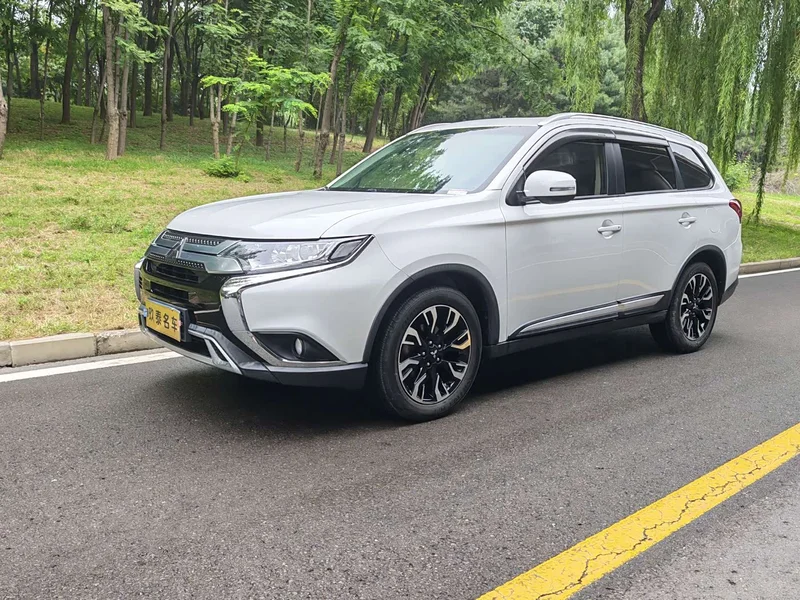 Mitsubishi Outlander — фото 1
