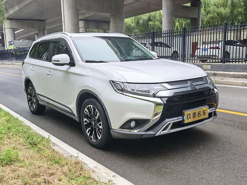 Mitsubishi Outlander — фото 2
