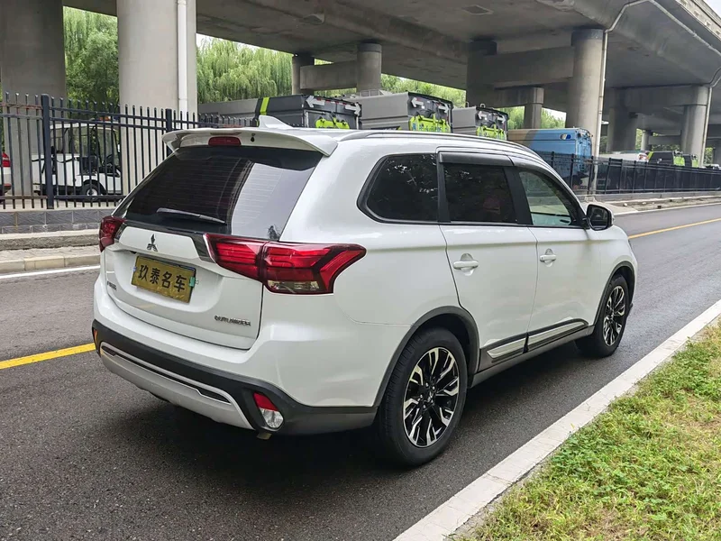 Mitsubishi Outlander — фото 9
